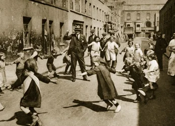Enfants dansant sur de la musique de rue